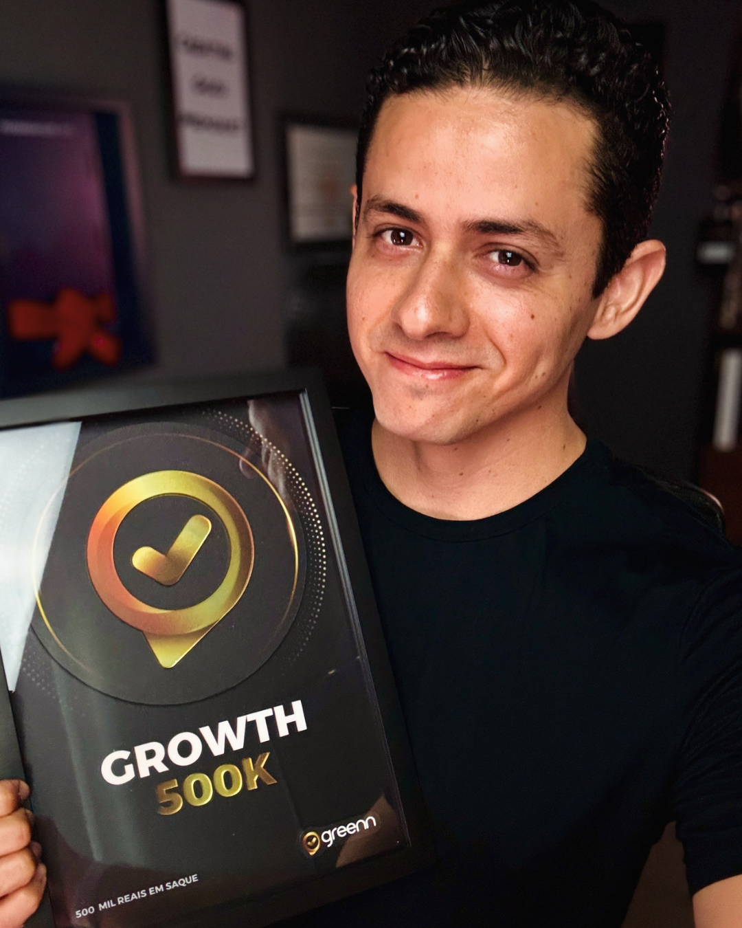 Elyano Veras segurando a placa Growth 500K